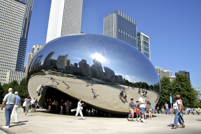 800px-Cloud_Gate_(blood_cell)_Chicago_sunny_in_front_of_skyscrapers